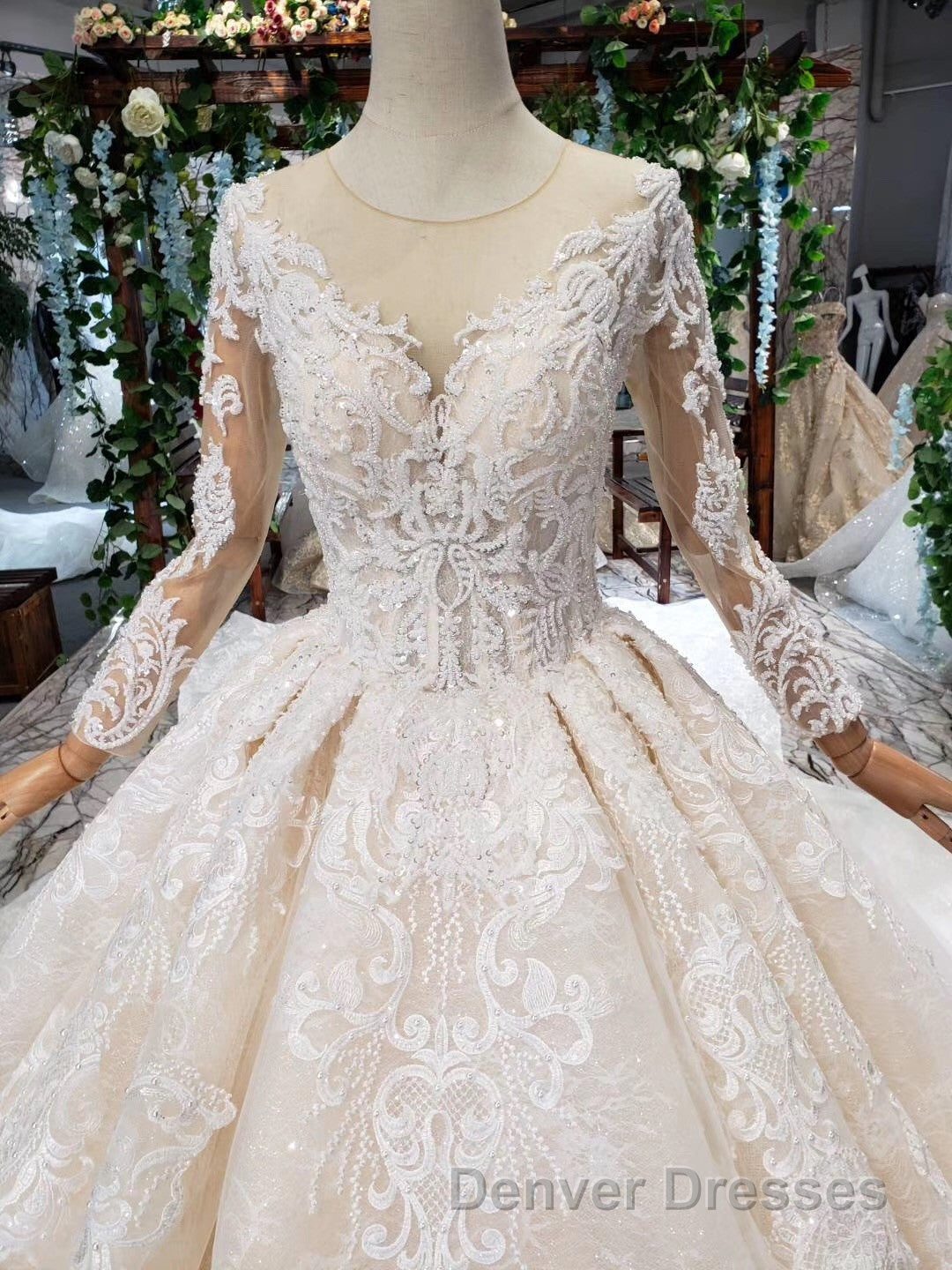 Gorgeous Long Sleeves Ball Gown Wedding Dress With Beading Appliques
