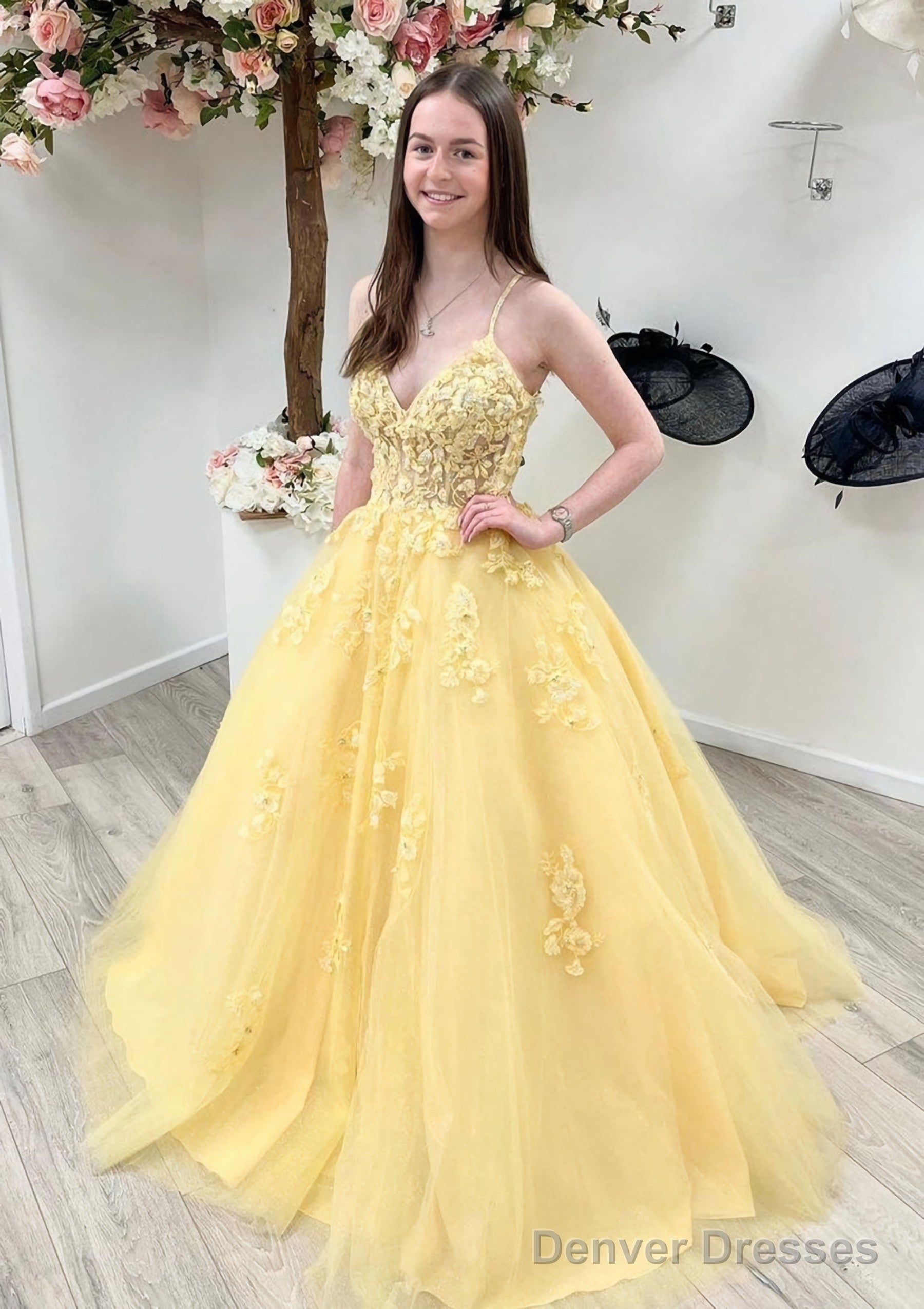 A-line Princess V Neck Sleeveless Sweep Train Tulle Prom Dresses With Appliqued Beading Lace Main image