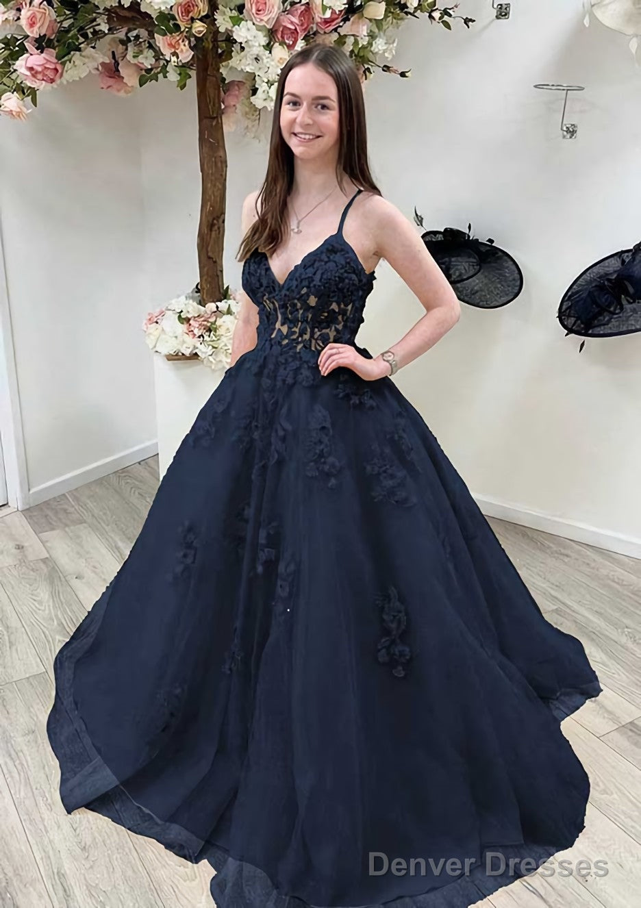 A-line Princess V Neck Sleeveless Sweep Train Tulle Prom Dresses With Appliqued Beading Lace Secondary image