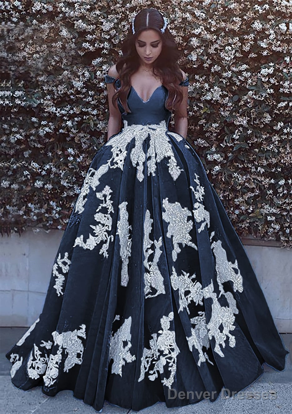 Ball Gown Off-the-Shoulder Sleeveless Court Train Tulle Prom Dresses With Pleated Appliqued Secondary image