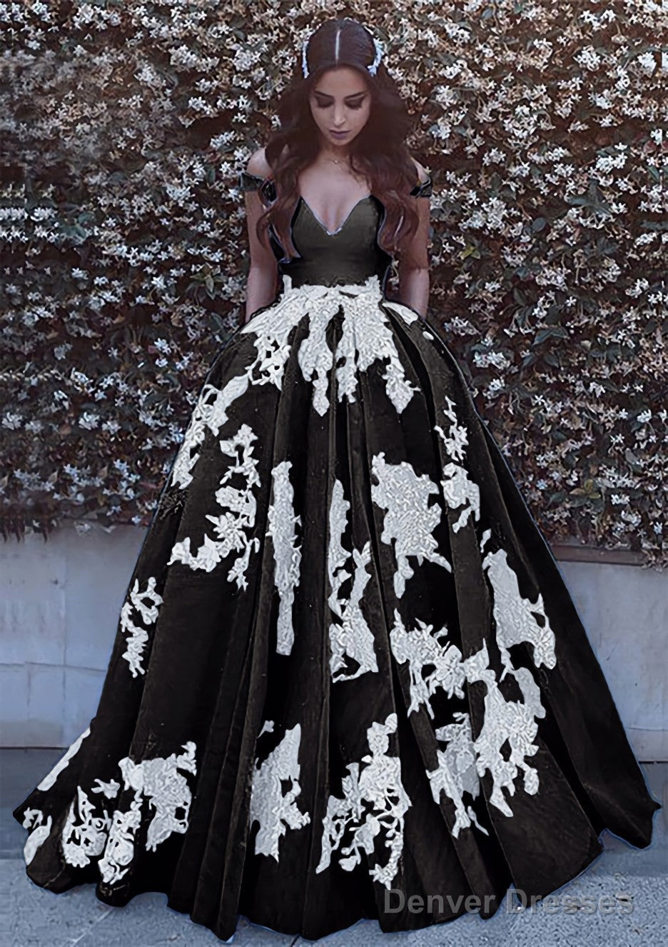 Ball Gown Off-the-Shoulder Sleeveless Court Train Tulle Prom Dresses With Pleated Appliqued