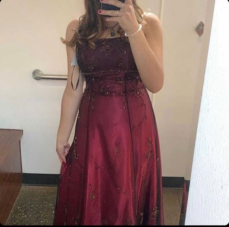Burgundy Spaghetti Straps Exquisite Beaded Long Tulle Ball Gown Evening Dress Prom Dress
