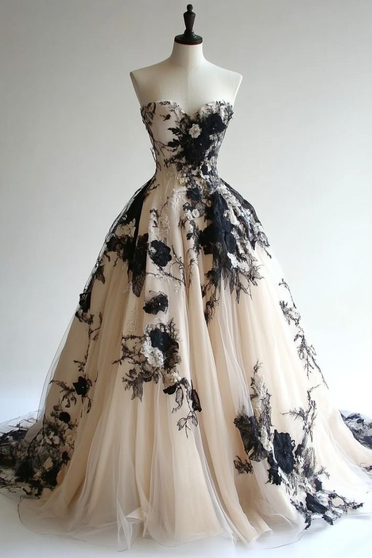 Light Champagne A-Line Sweetheart Neckline Tulle Applique Wedding Dress, Vintage Long Evening Gown Main image