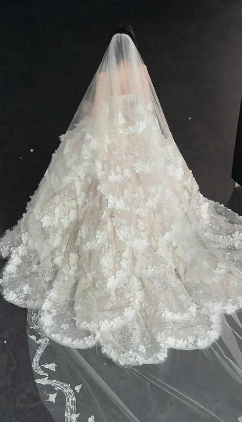 Chic A-Line Long Wedding Dress Tulle Strapless White Bridal Gowns Appliques Sleeveless Bridal Dress