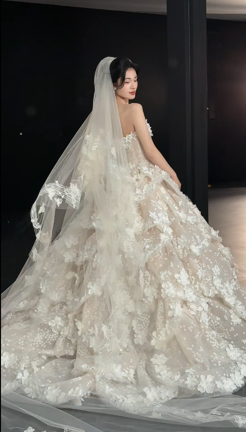 Chic A-Line Long Wedding Dress Tulle Strapless White Bridal Gowns Appliques Sleeveless Bridal Dress Main image