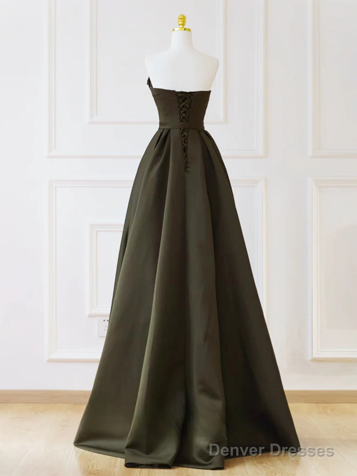 Chic V-Neckline Secondary image