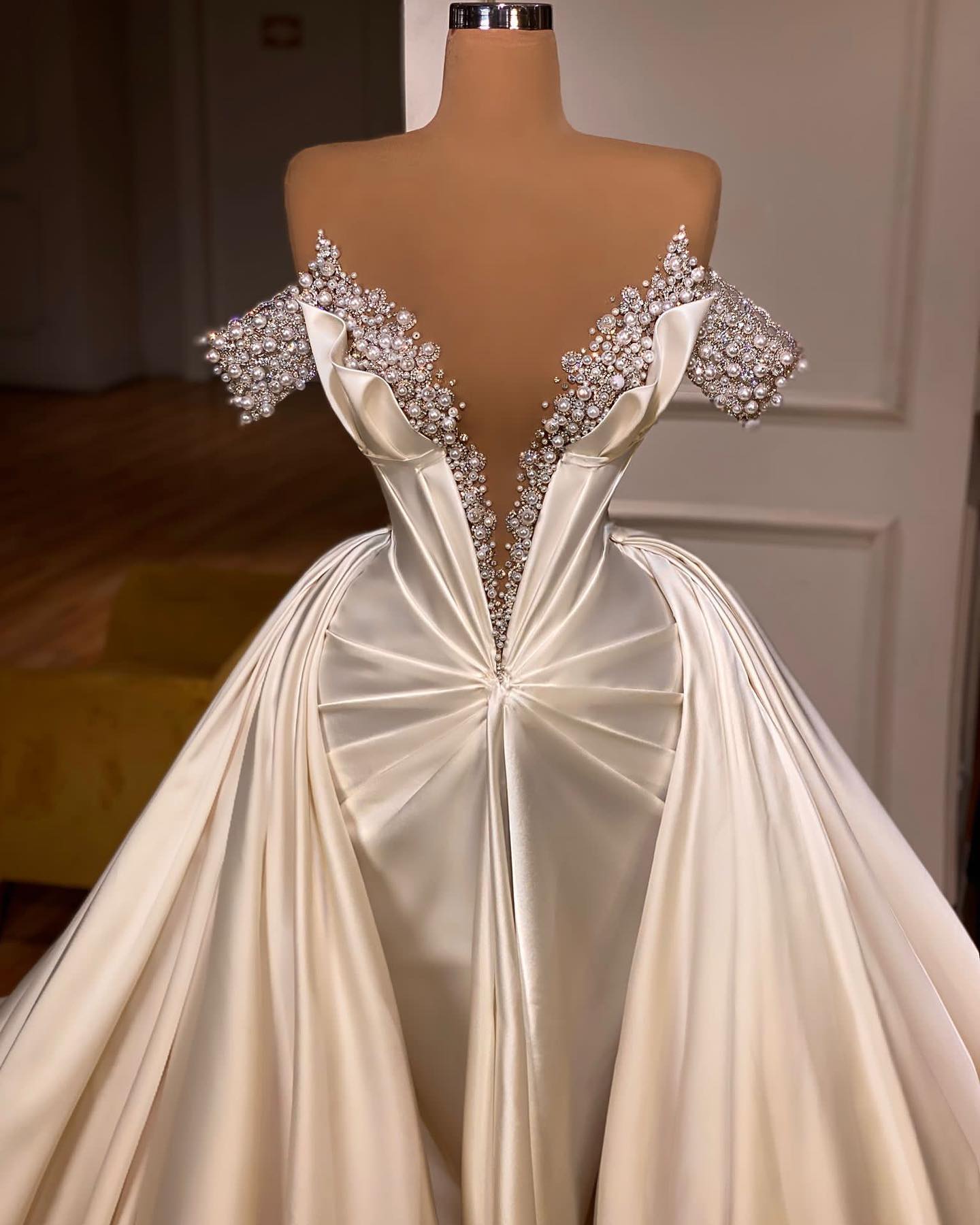 Classic V-Neck Off-The-Shoulder Prom Dresses With Beads Secondary image