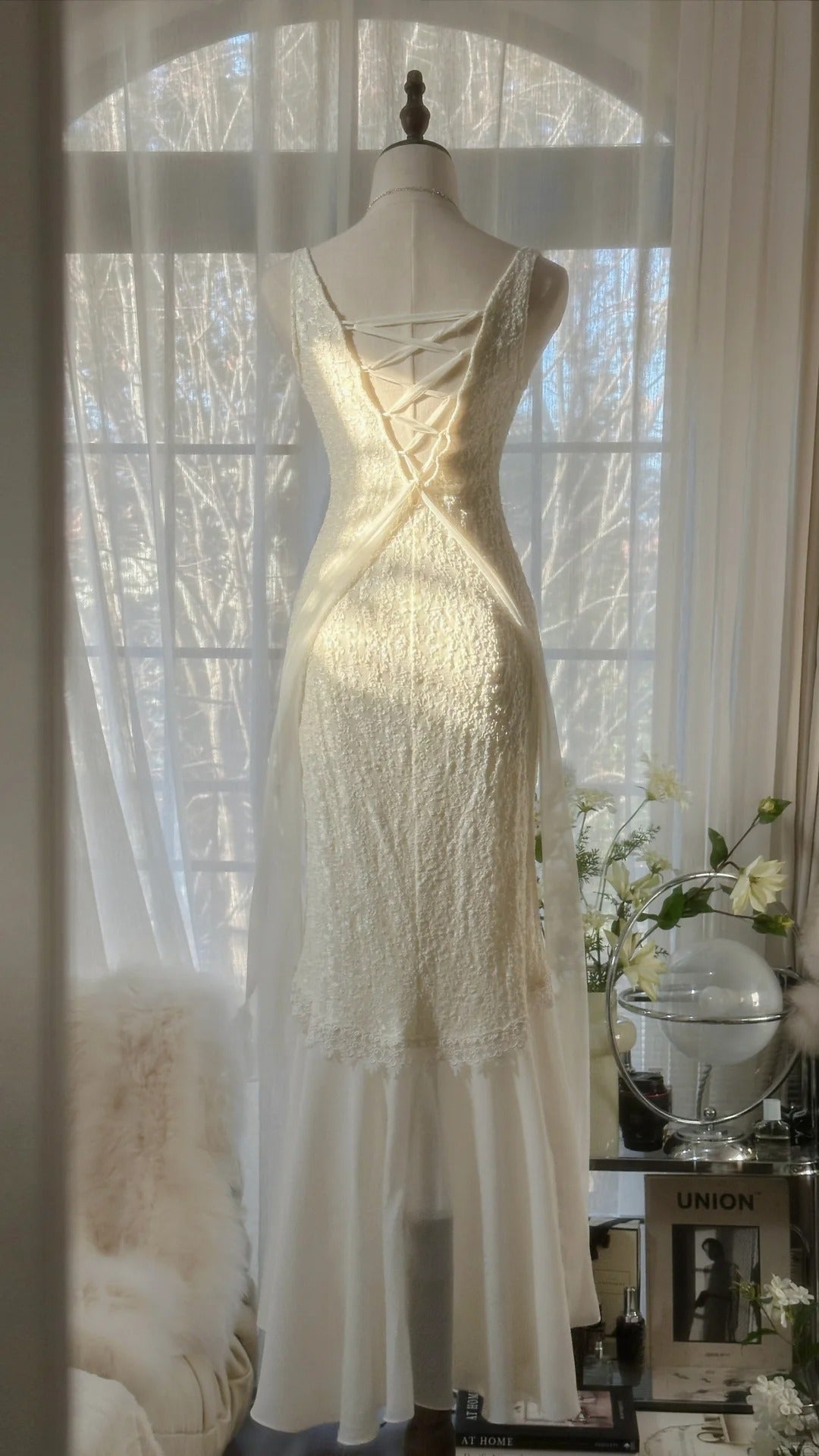 Clean And Elegant White V-Neck Lace Beaded Mermaid Long Prom Dress