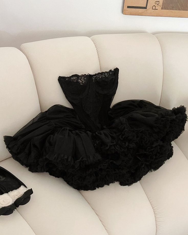 Cute Ball Gown Strapless Black Ruffles Lace Homecoming Dress Short Birthday Outfits Main image