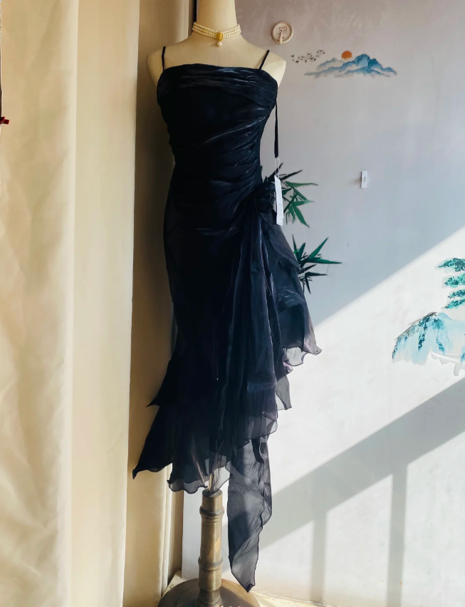 Elegant Black Irregular Pleated Halter Satin Prom Dress Evening Dress Main image