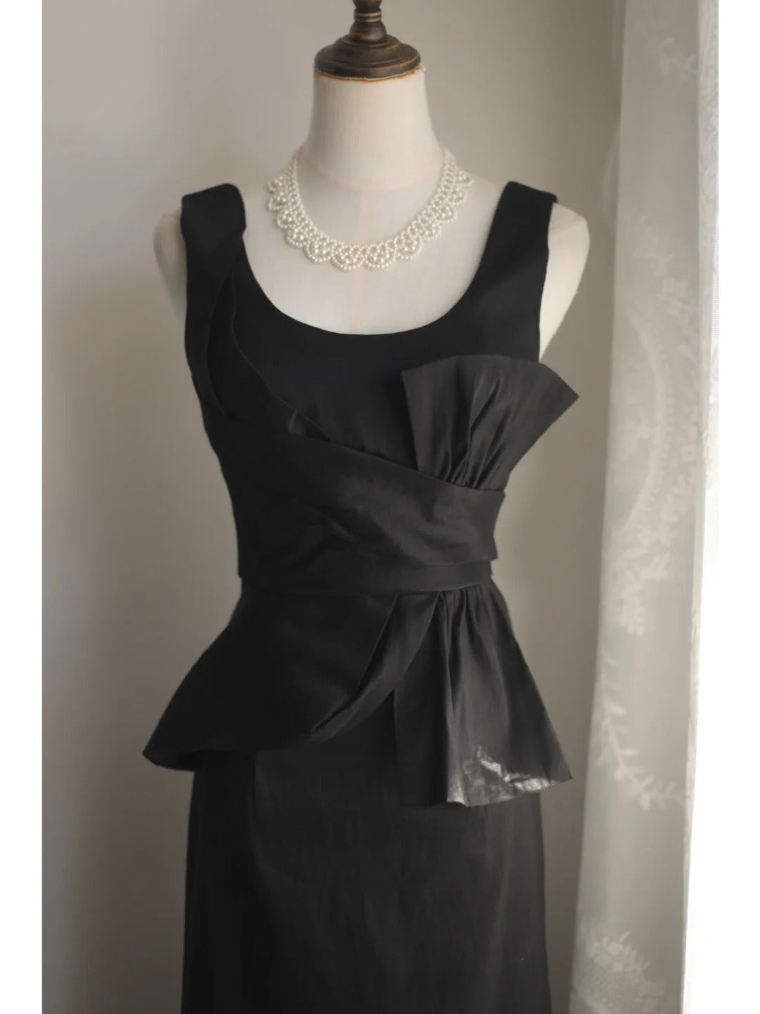 Elegant Black Pleated U-Neck Mermaid Satin Long Prom Dress Evening Dress Secondary image