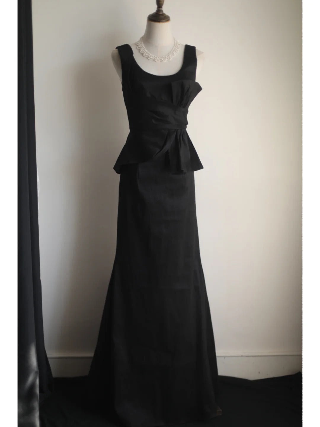 Elegant Black Pleated U-Neck Mermaid Satin Long Prom Dress Evening Dress