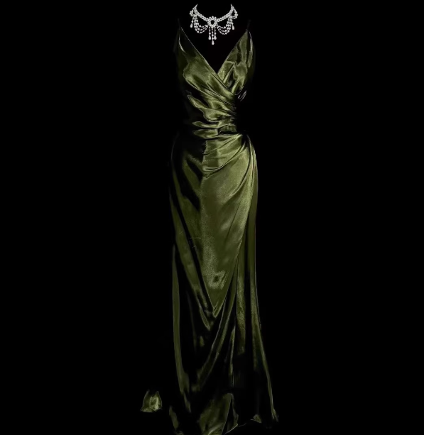 Elegant Dark Green Spaghetti Strap V-Neck Ruched Satin Long Prom Dress Evening Dress Main image