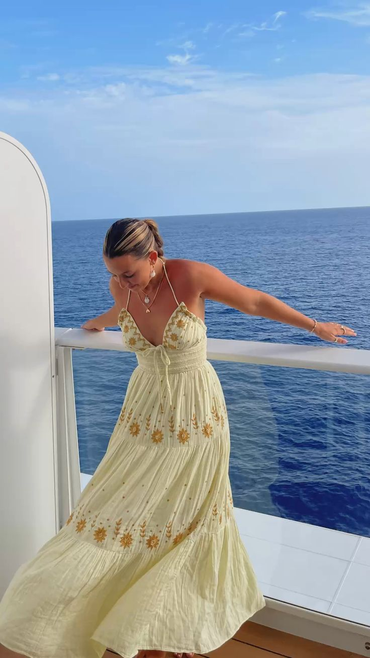 2026 New A Line Spaghetti Strap Embroidered Light Yellow Satin Prom Dress Outfits