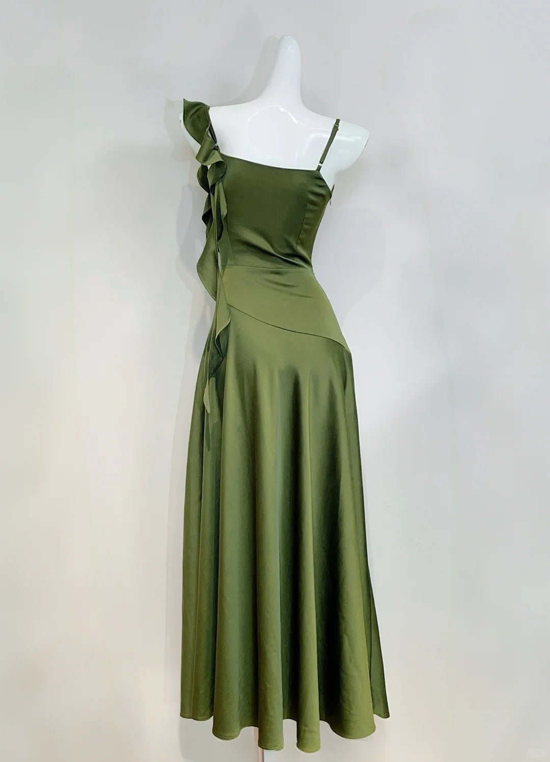 Elegant Olive Green Slim Fit Ruffled Satin Prom Dress Evening Dress