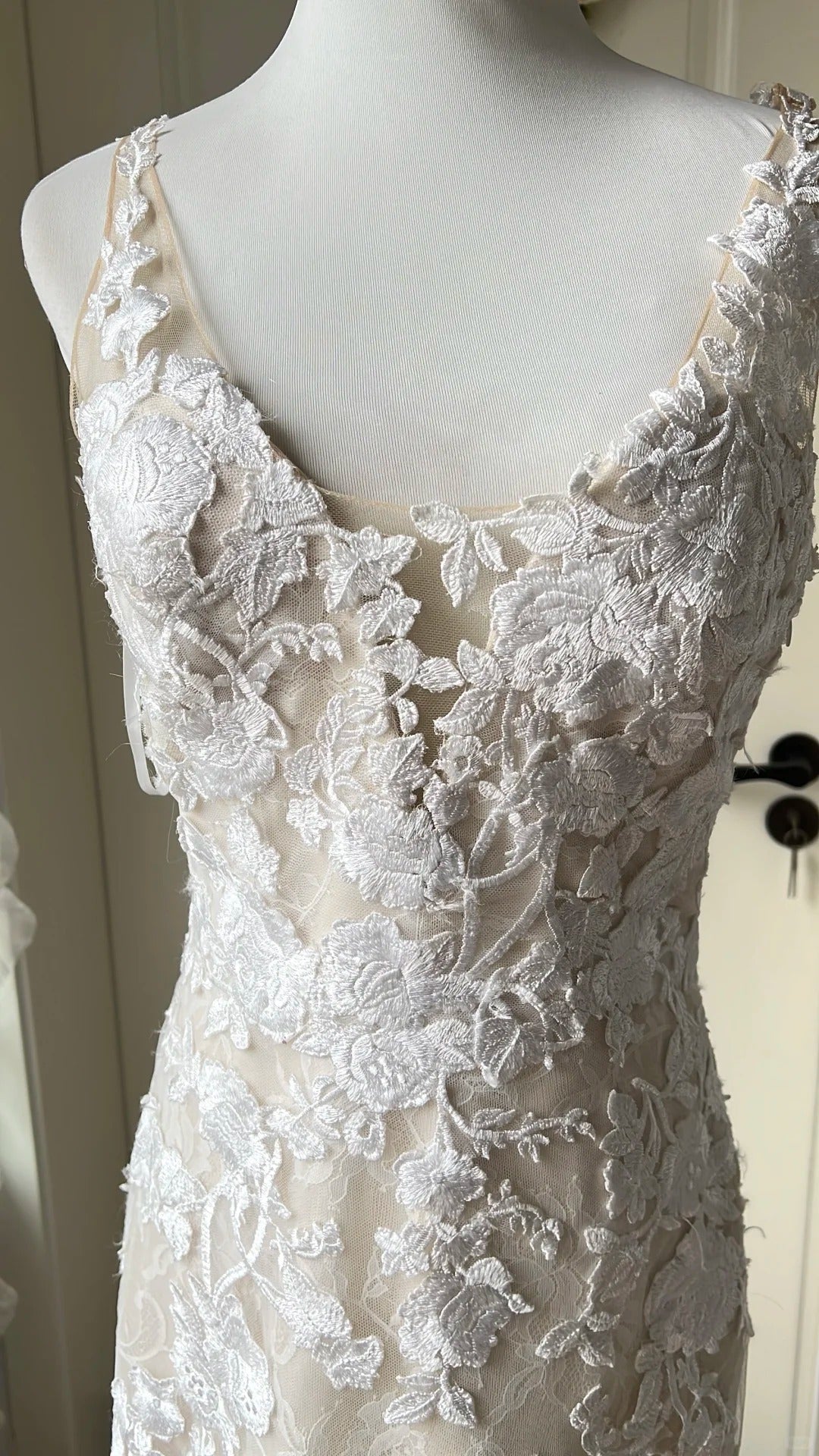 Elegant Retro Ivory Mermaid V-Neck Halter Lace Train Prom Dress Wedding Dress