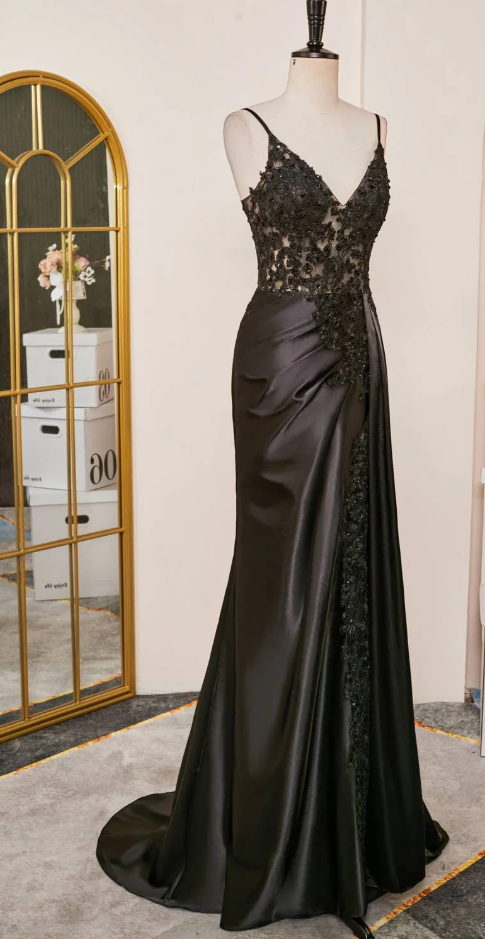 Elegant Black Spaghetti Straps Evening Dress Satin Sheath Long Prom Dress With Slits