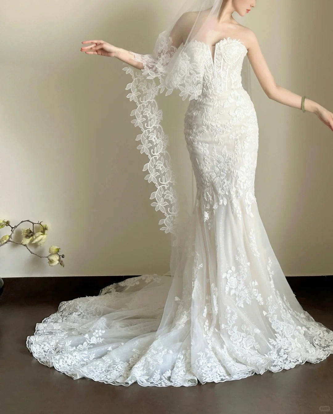 Elegant White Mermaid Train Lace Tulle Wedding Dress Main image