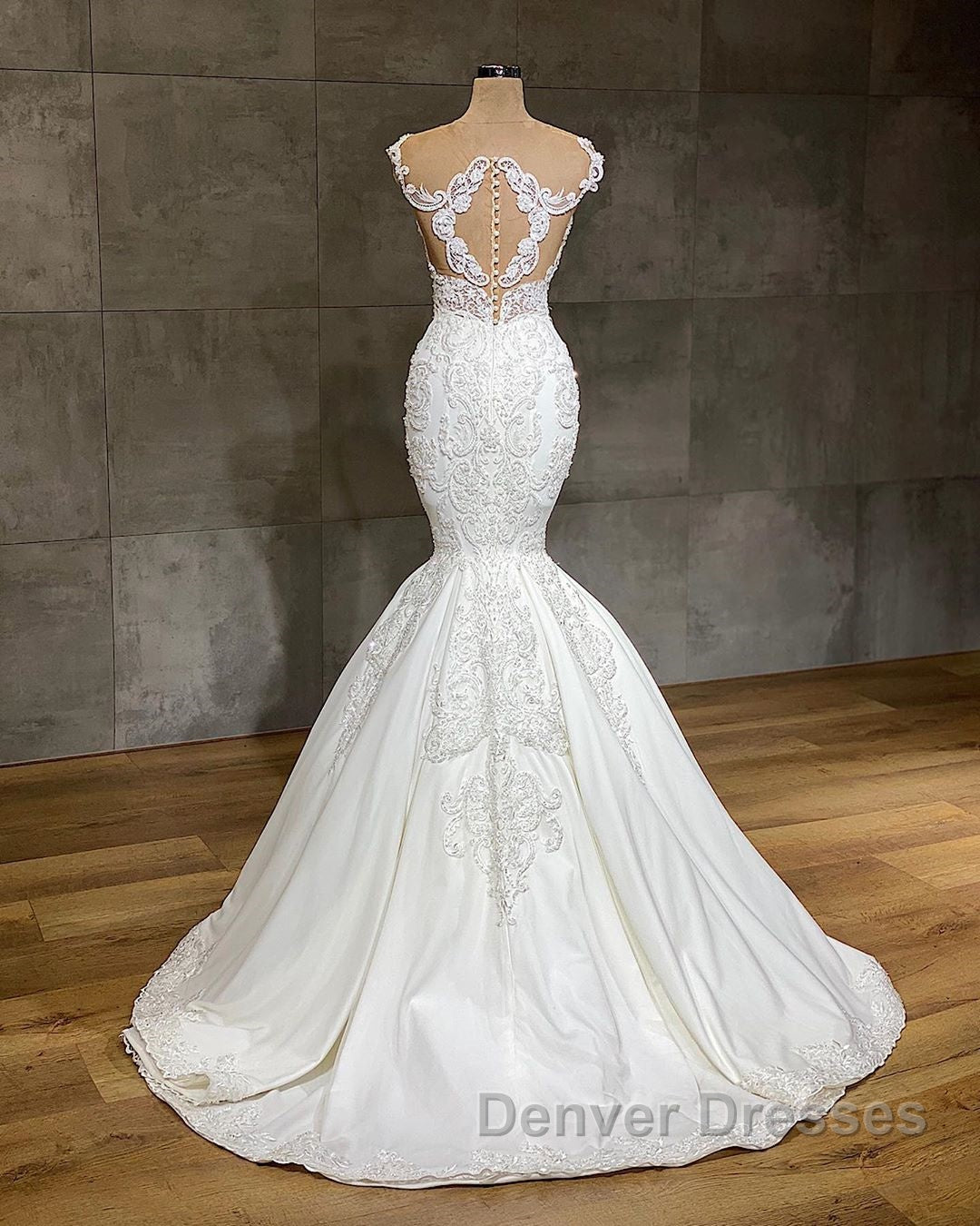 Exquisite Long Lace V-neck Sleeveless Mermaid Wedding Dress Secondary image