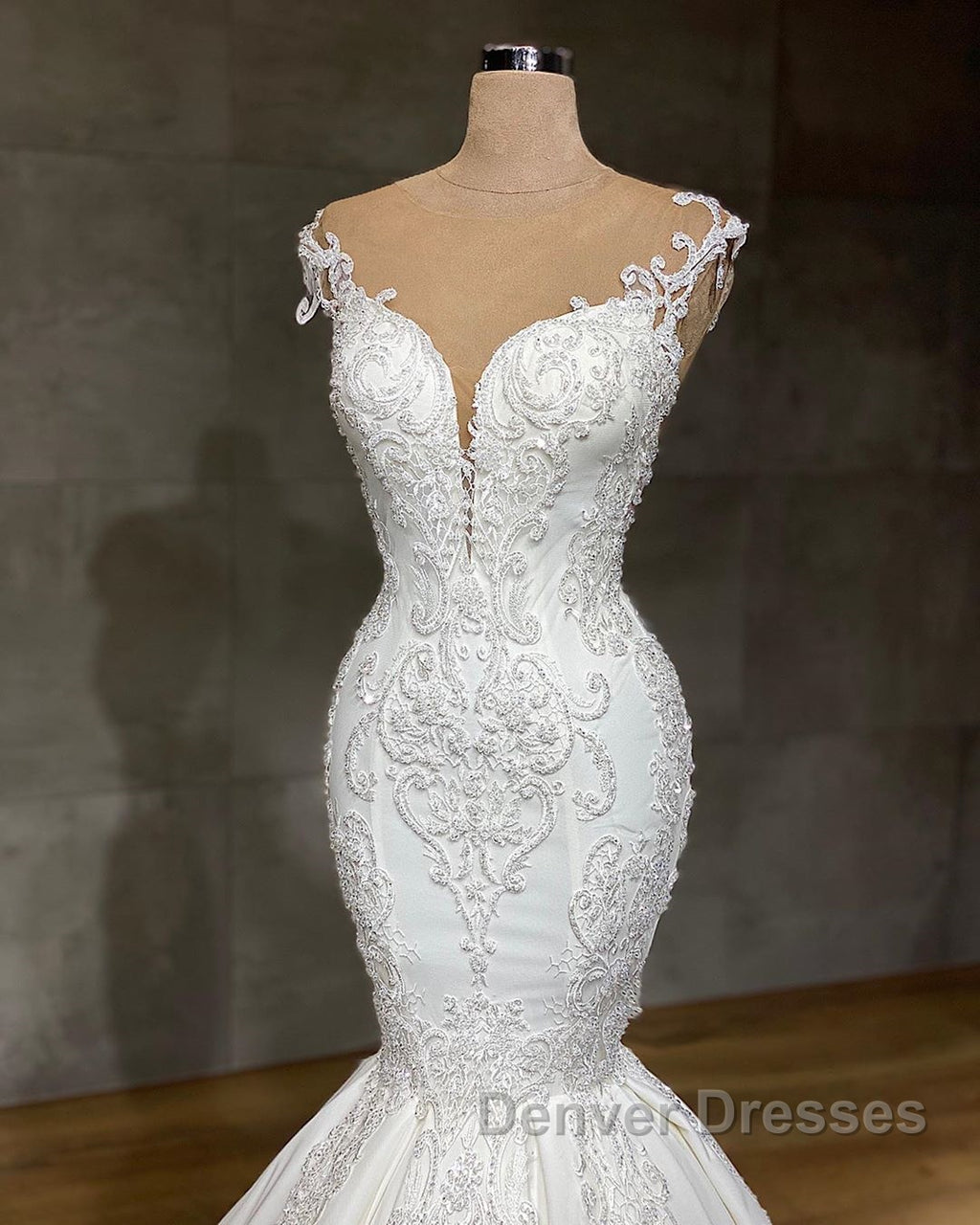 Exquisite Long Lace V-neck Sleeveless Mermaid Wedding Dress