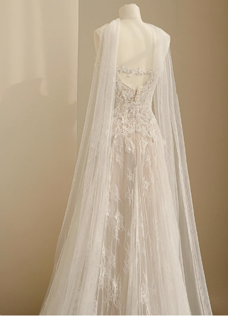 Flowing Lace Sweetheart Neckline A-Line Tulle Wedding Dress