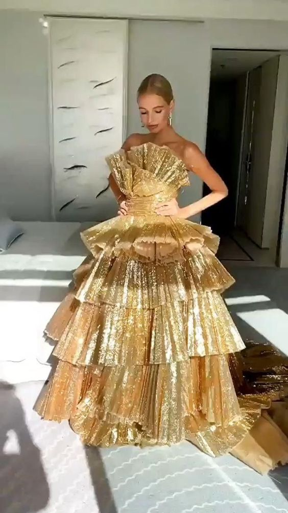 Luxurious Gold Strapless Pleated Irregular Neck Layered Prom Dress Ball Gown Quinceanera Party Dress Secondary image