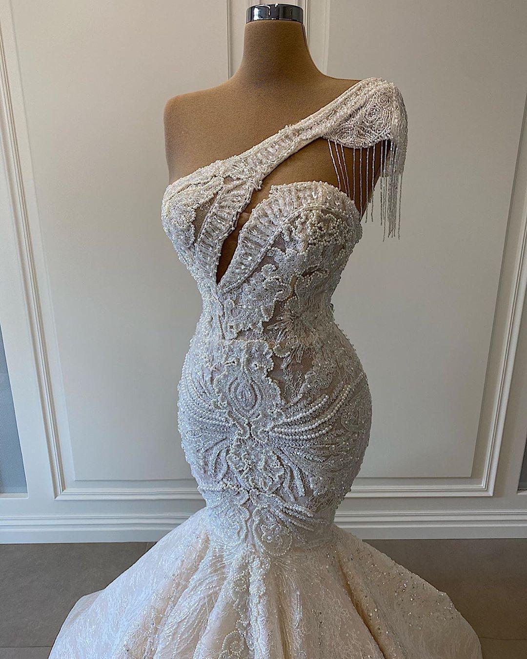 Luxurious Lace Beaded Wedding Dress One Shoulder Mermaid Bridal Gowns Crystal Beads Sequin Sweep Train