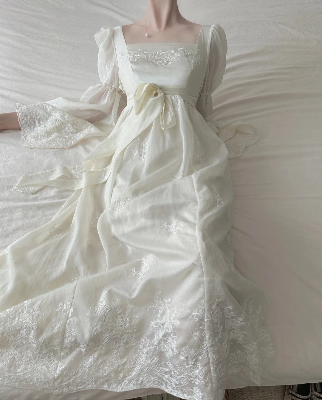 Retro Elegant Ivory A-Line Square Neck Long Sleeve Embroidered Lace Long Prom Dress Evening Dress Main image