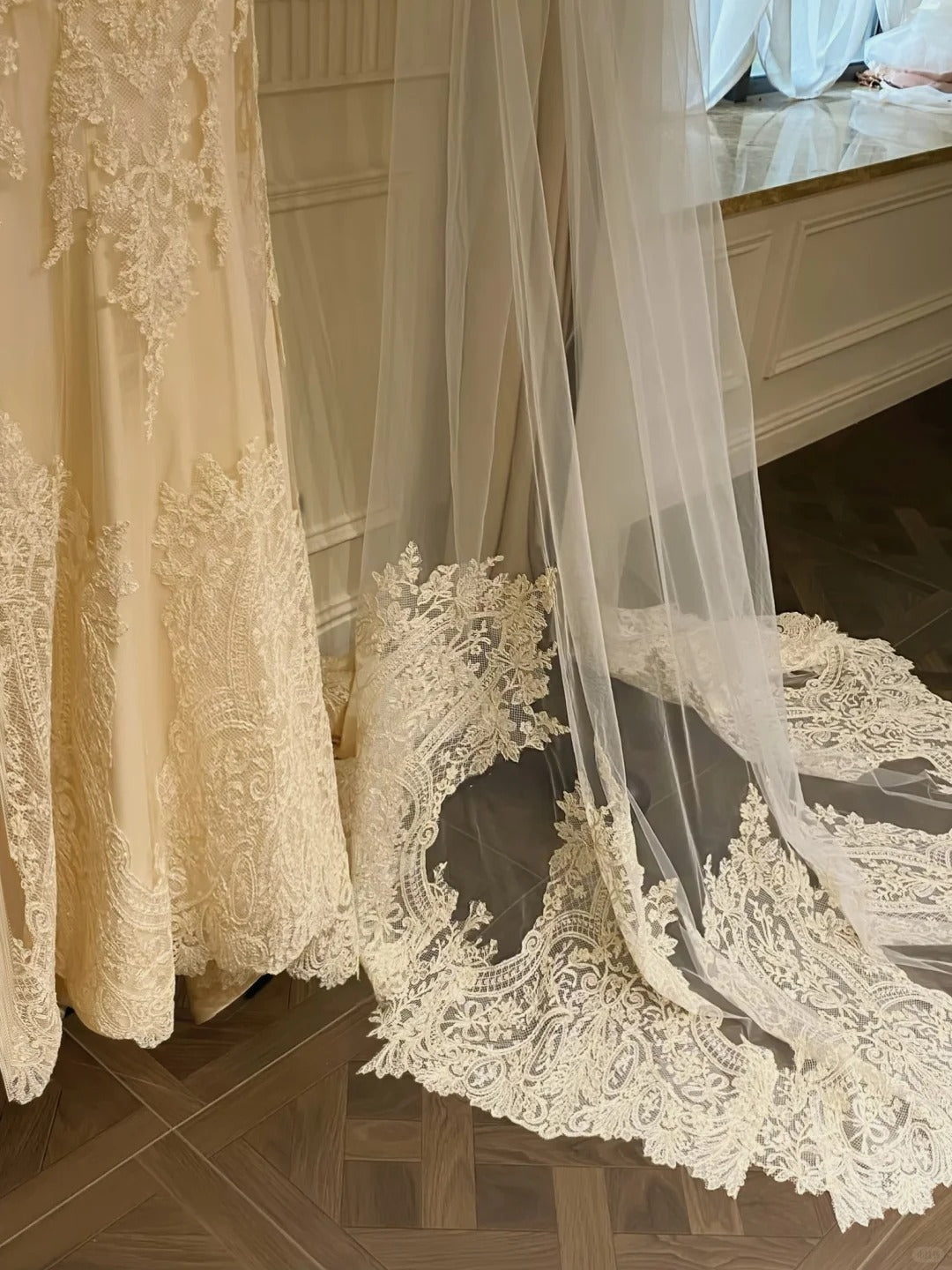 Retro Elegant Off-White Mermaid Strapless Lace Wedding Dress