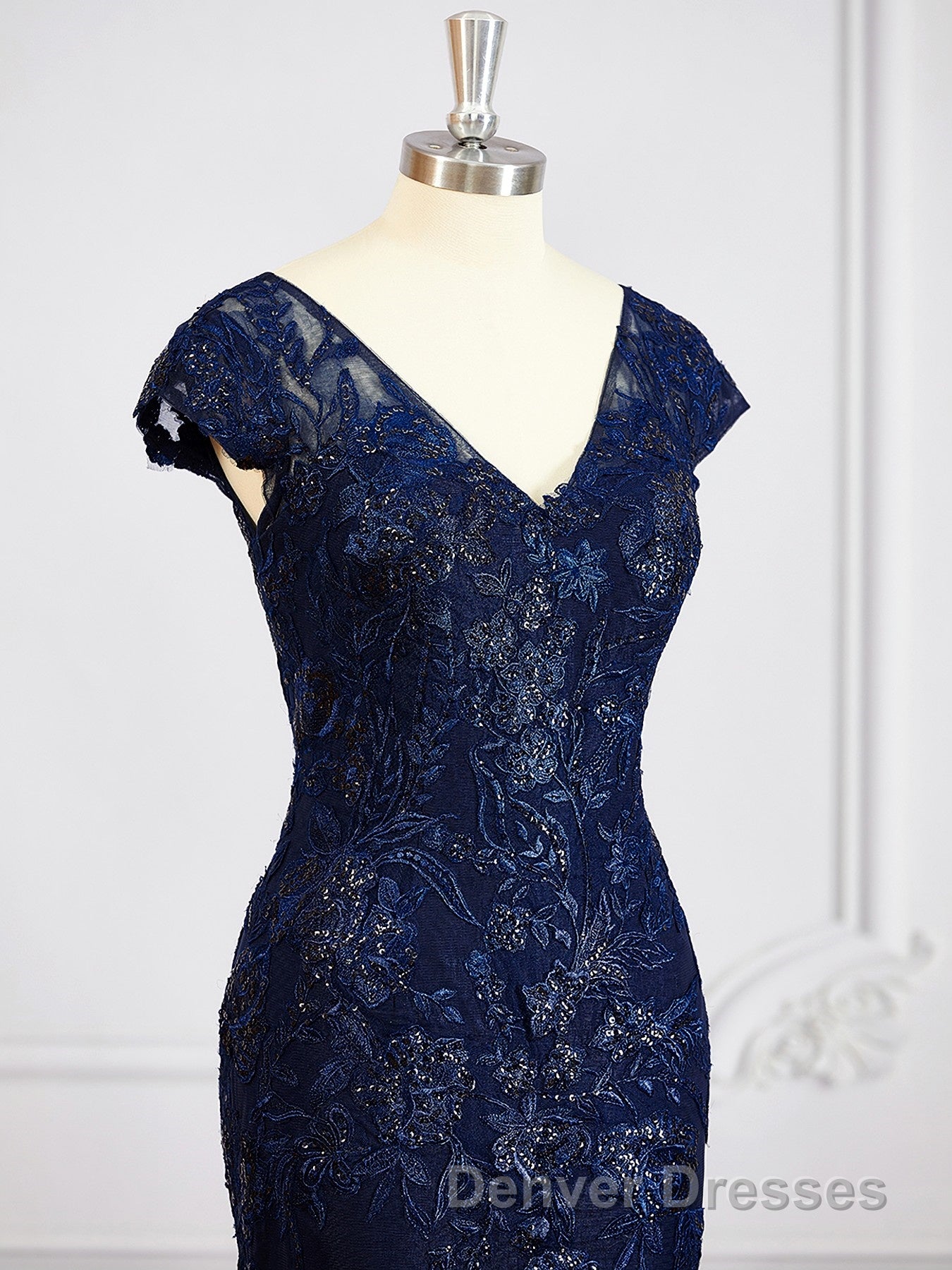 Sheath/Column V-neck Floor-Length Tulle Mother of the Bride Dress With Appliques Lace