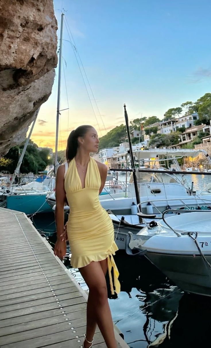 Simple And Elegant Yellow Halter Neck Open Back Slim Fit 19Th Birthday Homecoming Dress Main image