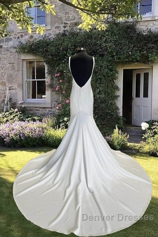 Simple Mermaid Plunge Neck Wedding Dress Secondary image