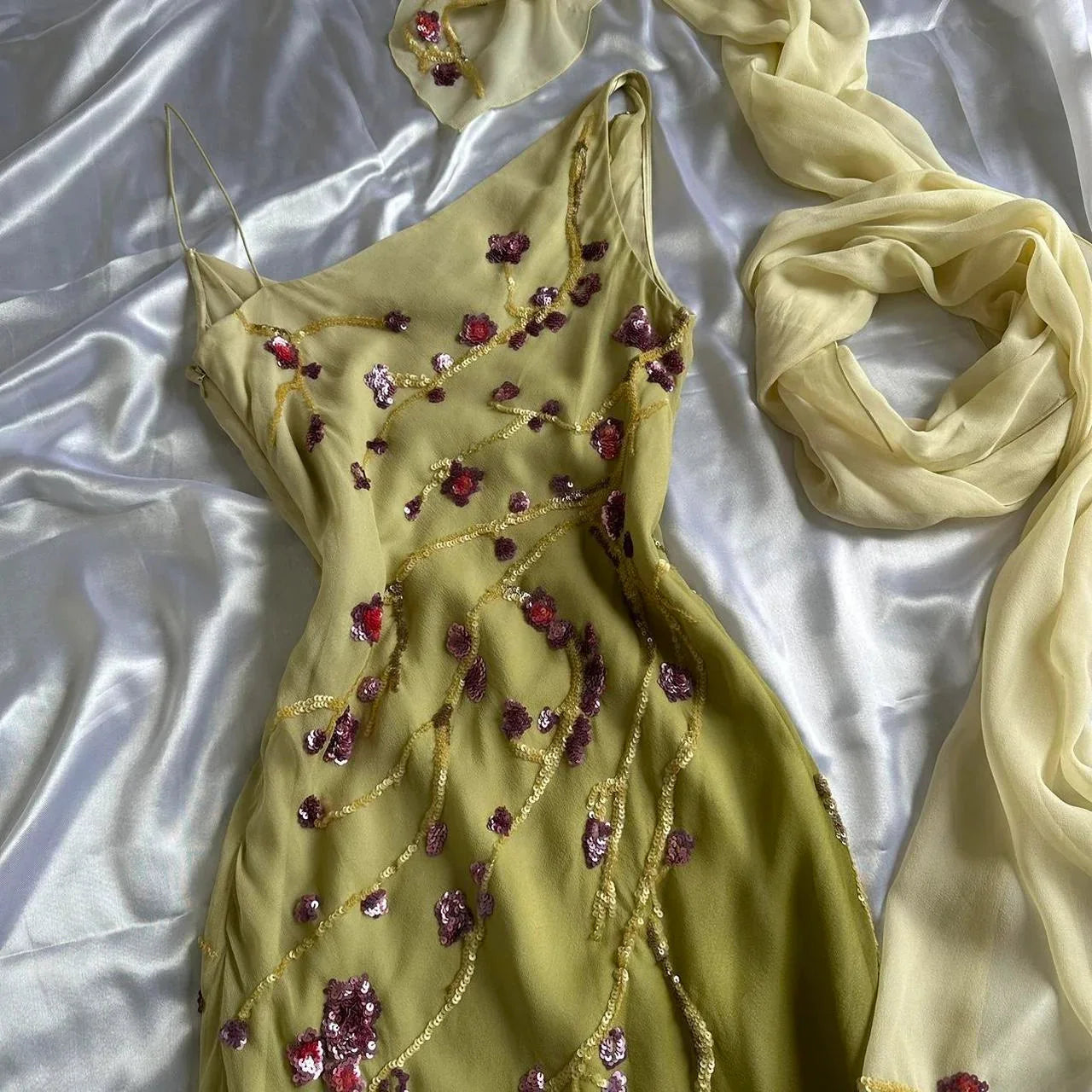 Yellow Green Gorgeous Exquisite Vintage Embroidered Spaghetti Strap Long Ball Gown Prom Dress Evening Gown