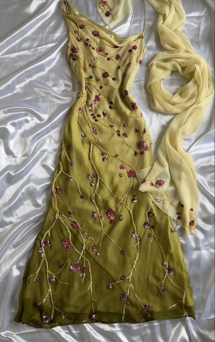Yellow Green Gorgeous Exquisite Vintage Embroidered Spaghetti Strap Long Ball Gown Prom Dress Evening Gown Main image