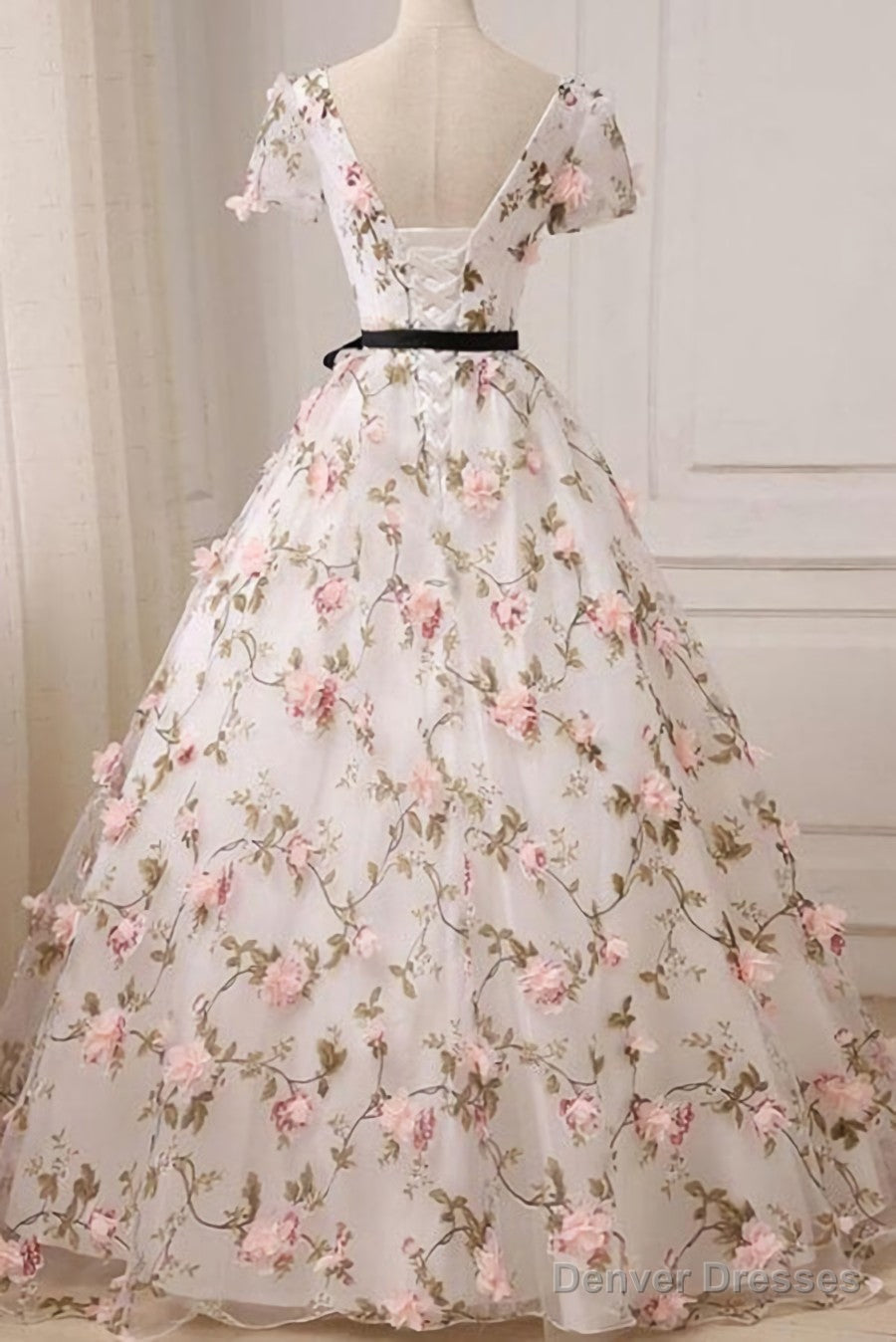 Tulle A-line V-neck Floral Short Sleeves Prom Dresses With Appliques