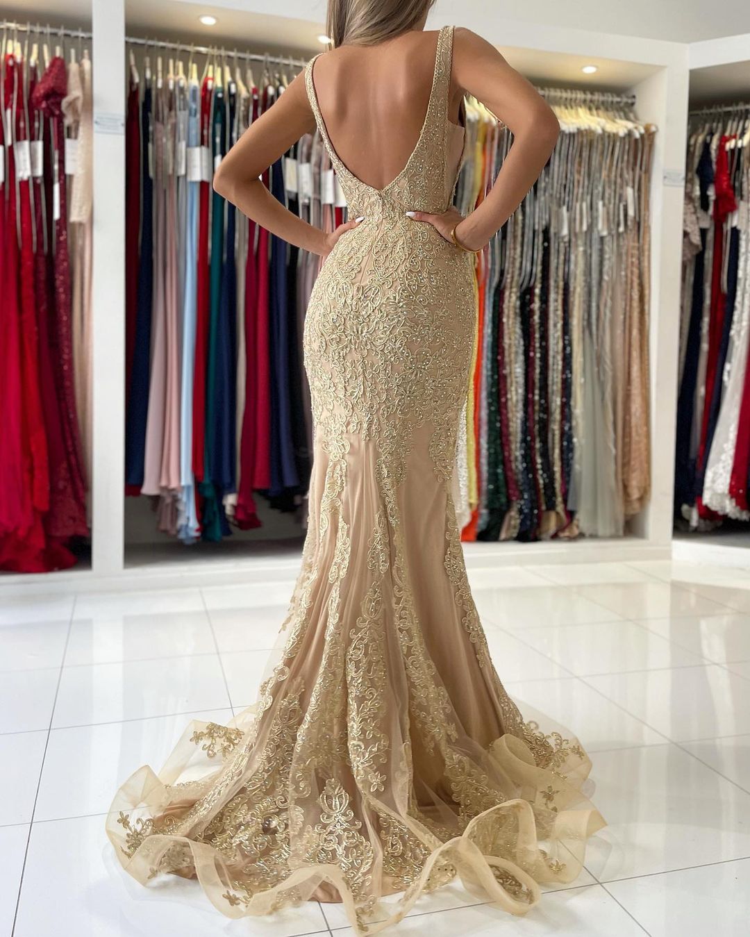 V-Neck Sleeveless Mermaid Evening Dress With Gold Appliques Secondary image