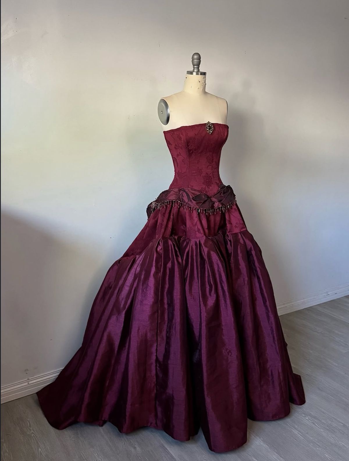 Vintage Ball Gown Strapless Burgundy Sleeveless Satin 90S Classy Prom Dress Inspiration Party Dress Princess Graduation Dress Main image