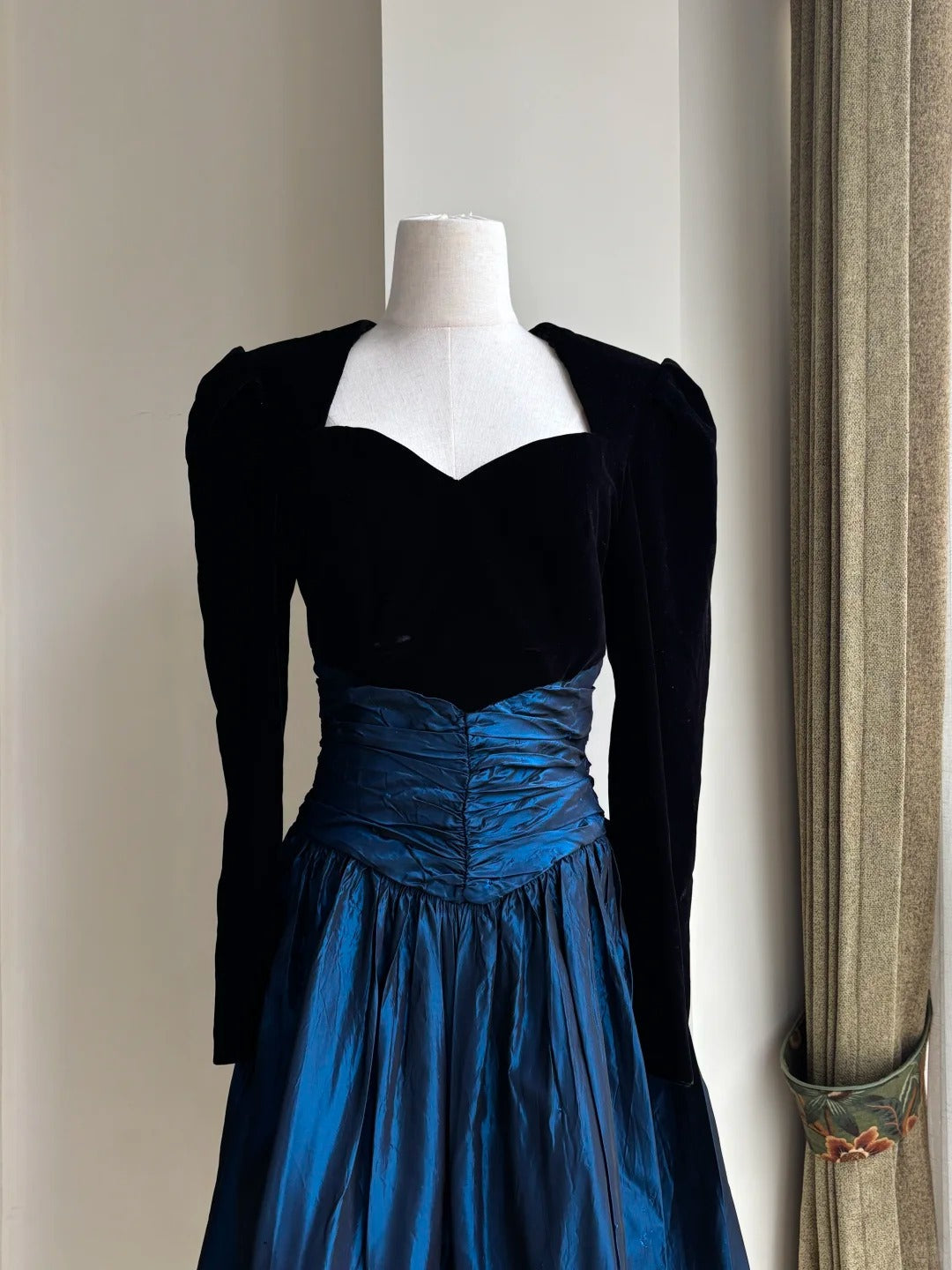 Vintage Black And Blue A-Line Long-Sleeved Velvet And Satin Prom Dress Evening Dress