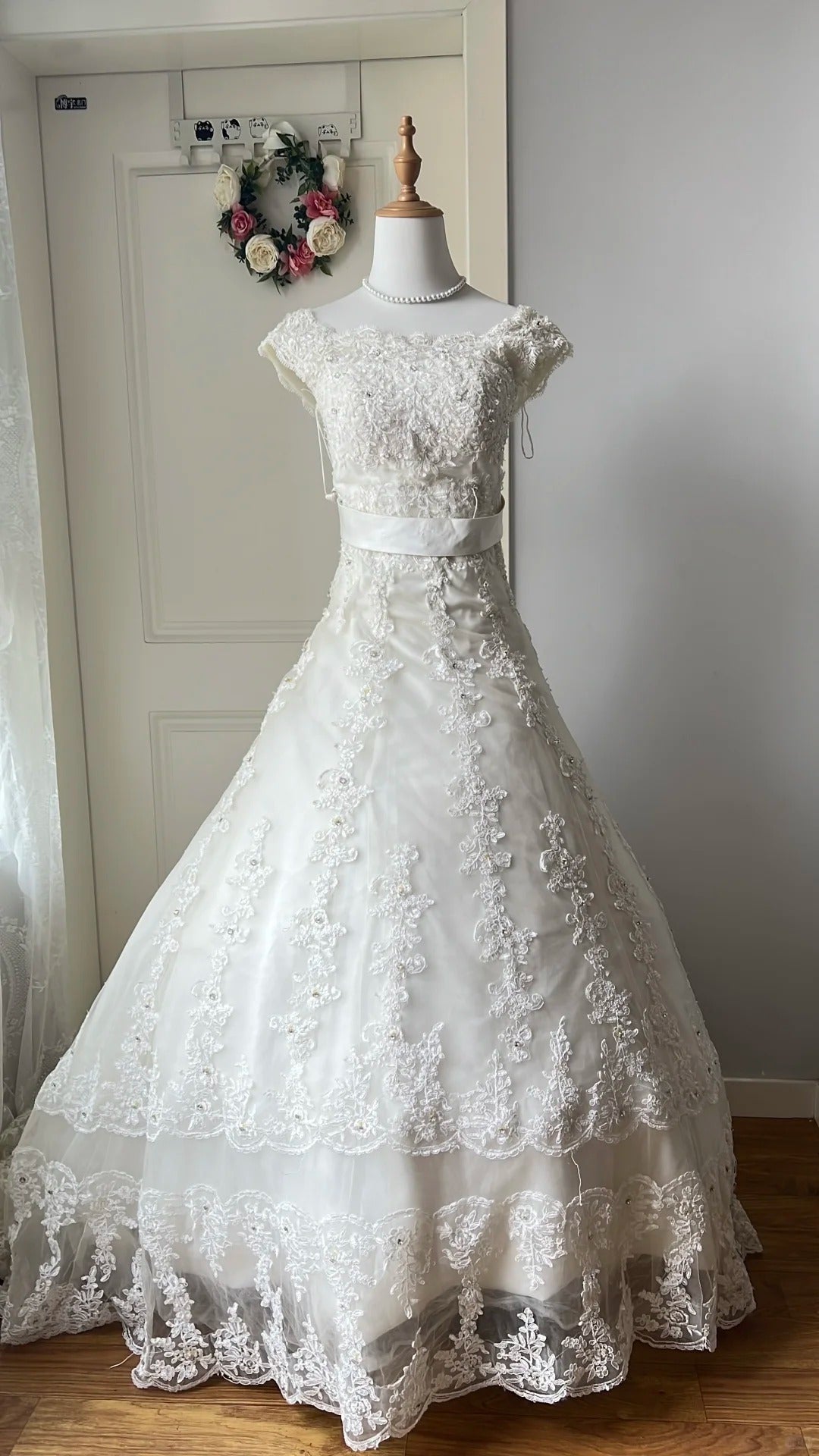 Vintage Court White Round Neck Lace Embroidered Train Ball Gown Wedding Dress Secondary image
