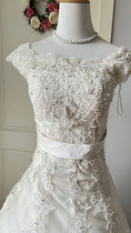 Vintage Court White Round Neck Lace Embroidered Train Ball Gown Wedding Dress