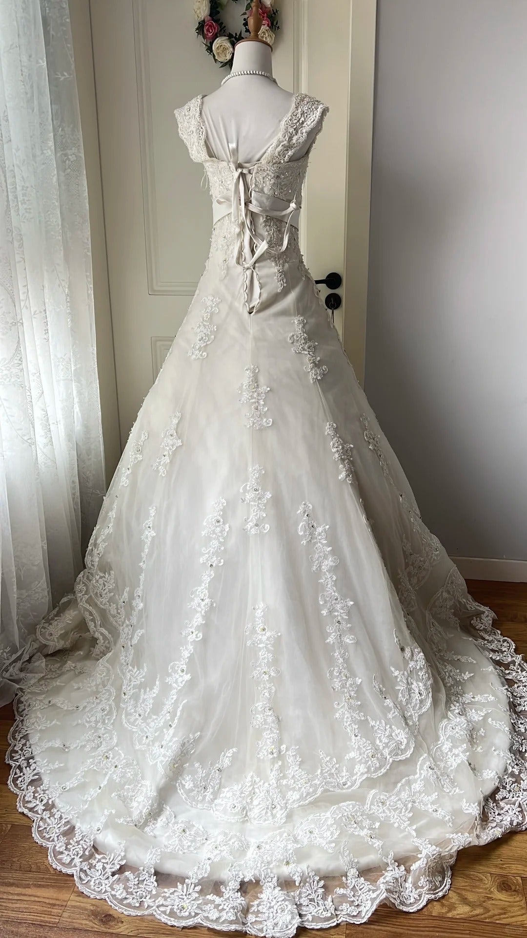 Vintage Court White Round Neck Lace Embroidered Train Ball Gown Wedding Dress