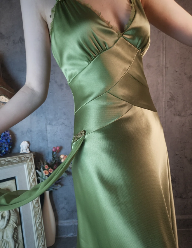 Vintage Elegant Green Deep V-Neck Satin Prom Dress Evening Dress