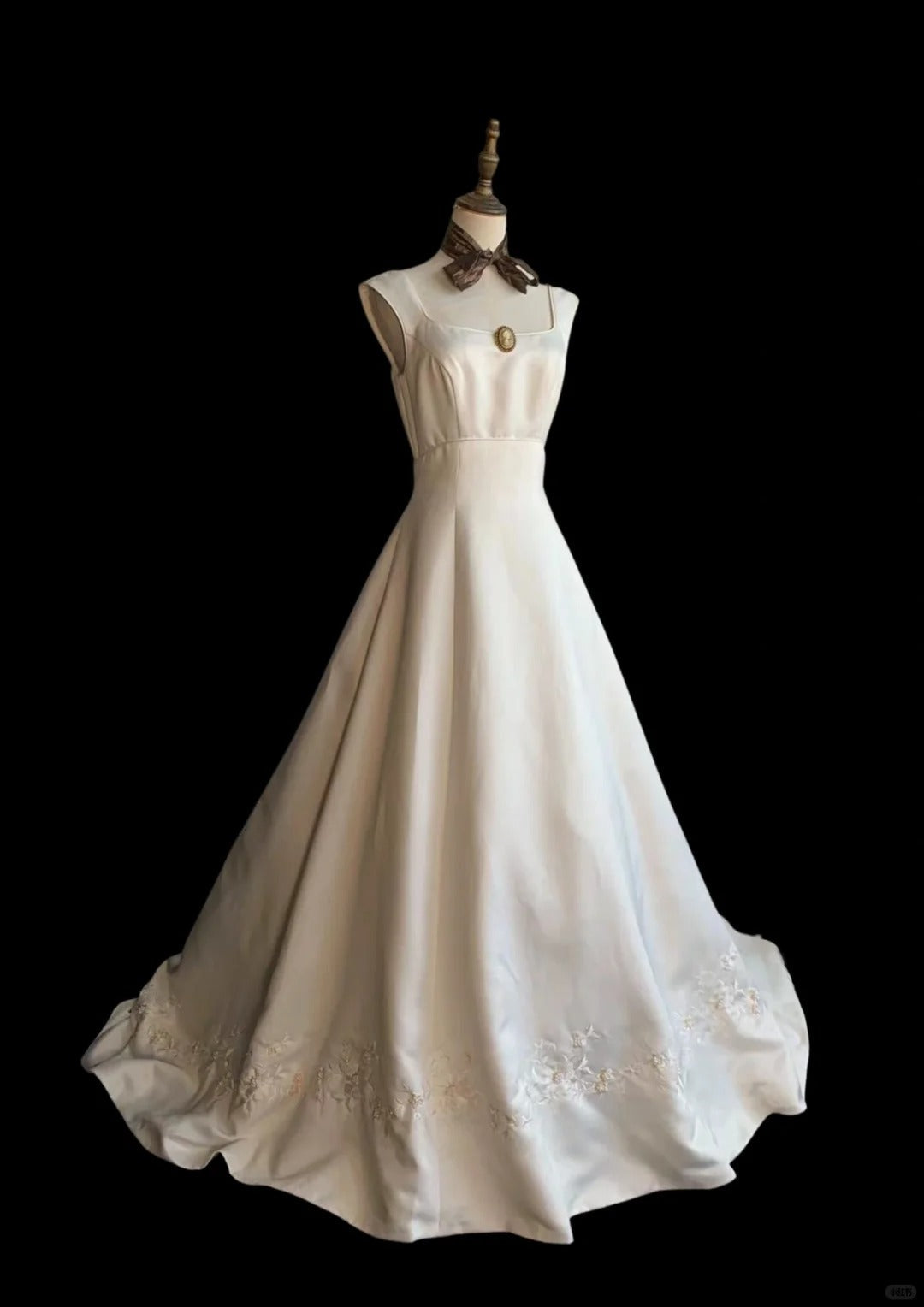 Vintage Elegant Ivory Square Neck Embroidered Satin Train Prom Dress Wedding Dress Secondary image