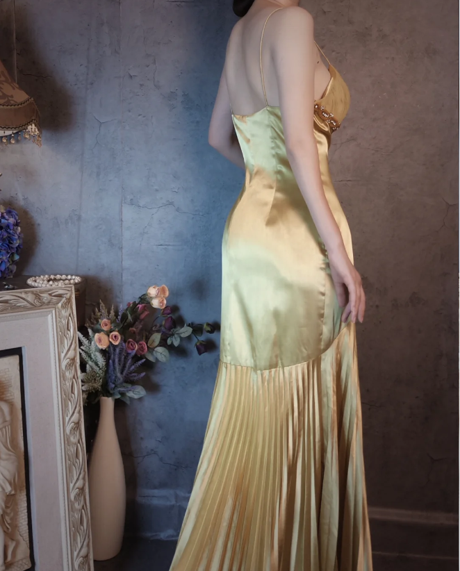 Vintage Green Mermaid Deep V-Neck Pleated Satin Long Prom Dress Evening Dress