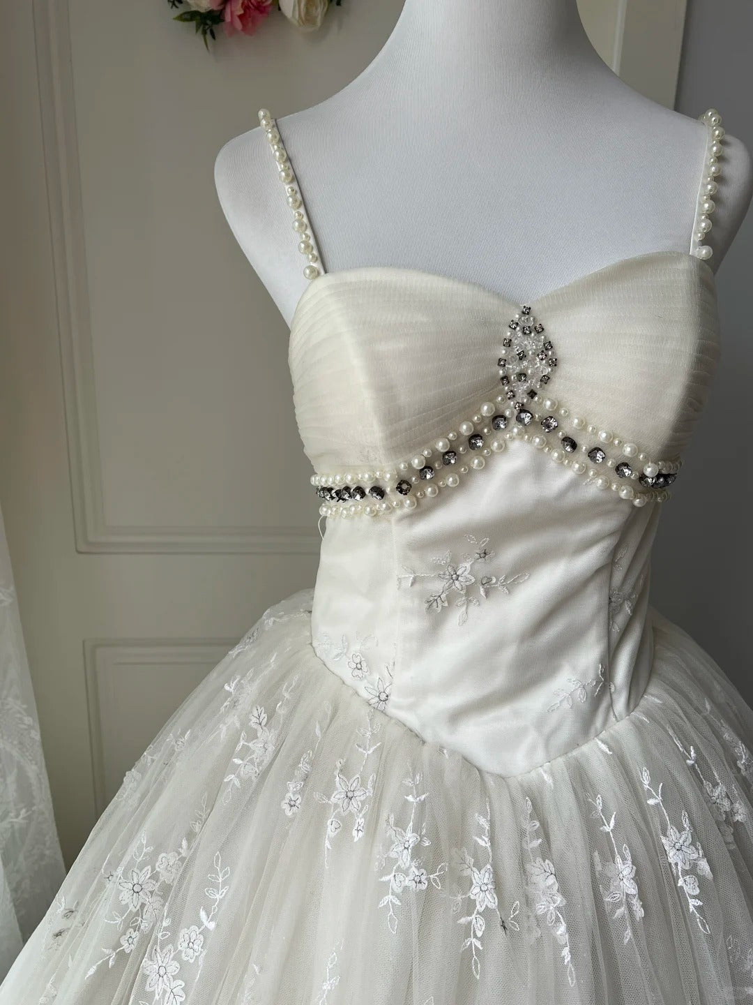 Vintage White Halter-Neck Pearl Lace Tulle Ball Gown Evening Dress