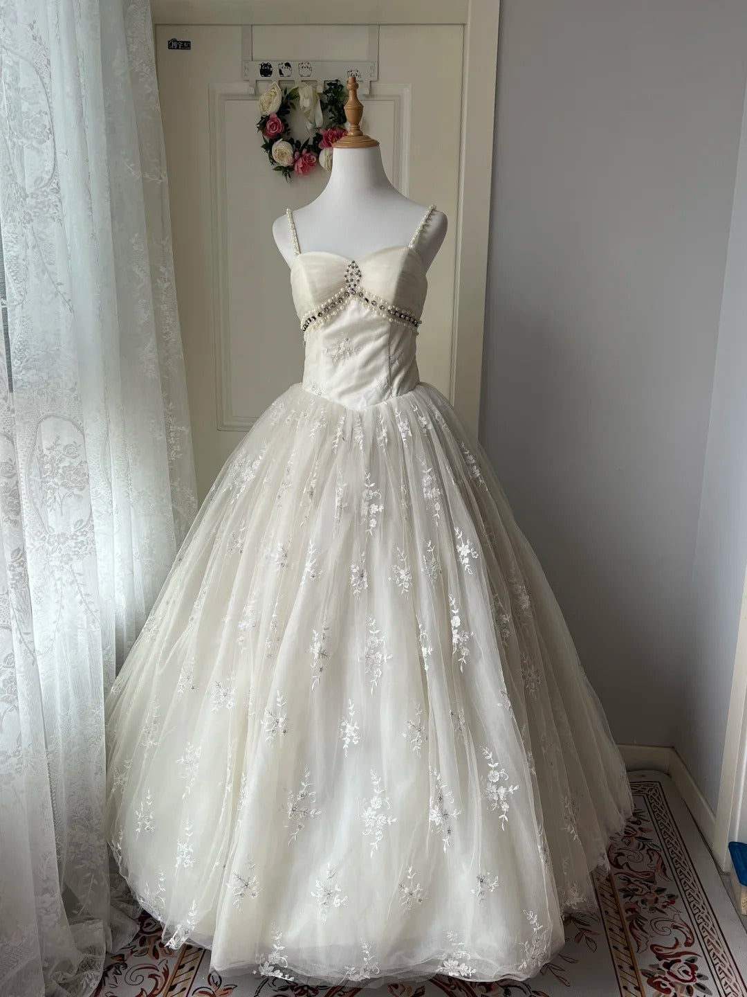 Vintage White Halter-Neck Pearl Lace Tulle Ball Gown Evening Dress