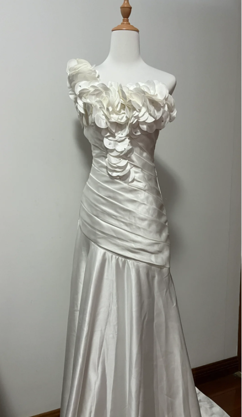 Vintage White Mermaid One-Shoulder Neckline Petal Pleated Satin Long Prom Dress Evening Dress Secondary image