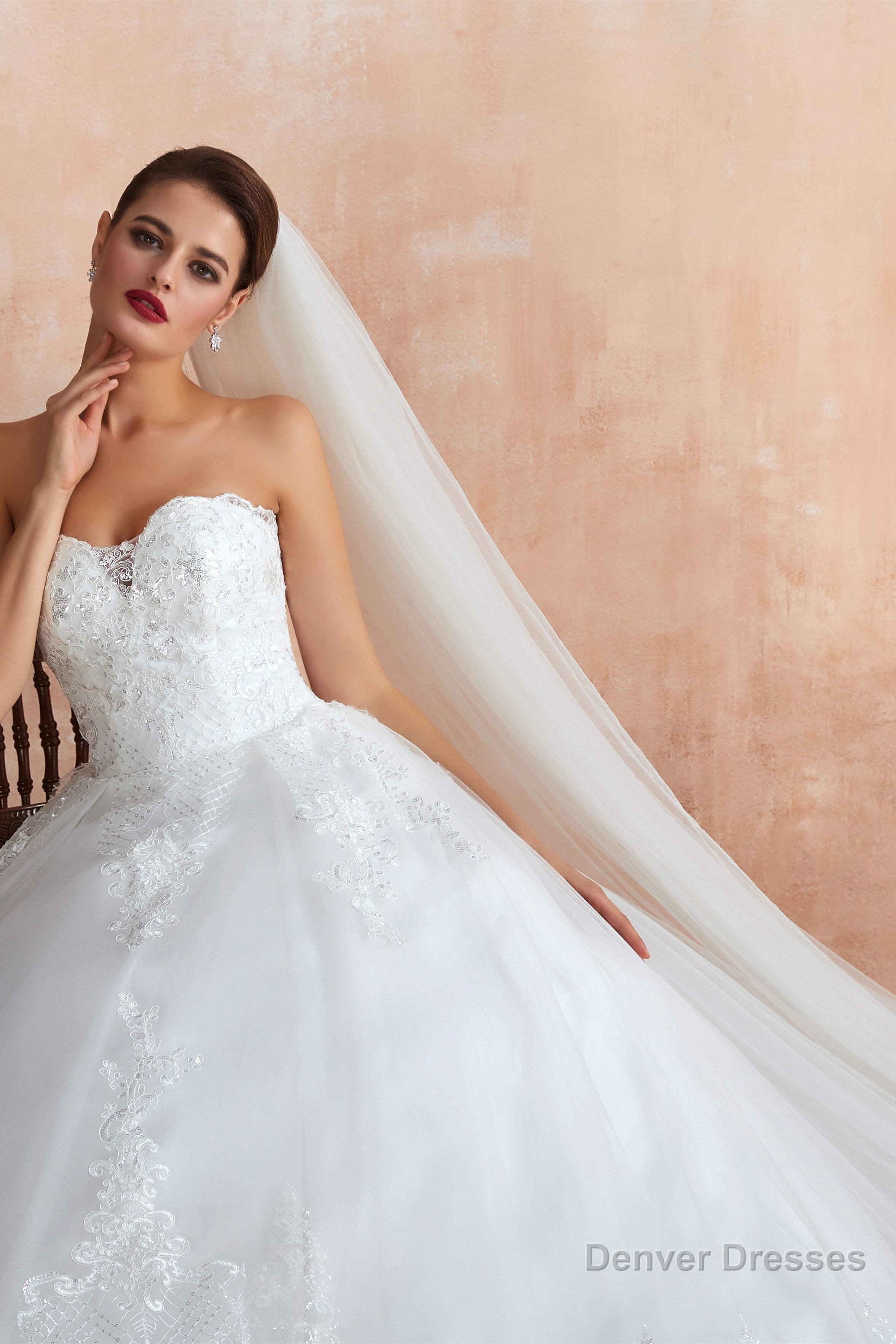 White Ball Gown Tulle Lace Appliques Sweetheart Sequins Wedding Dresses