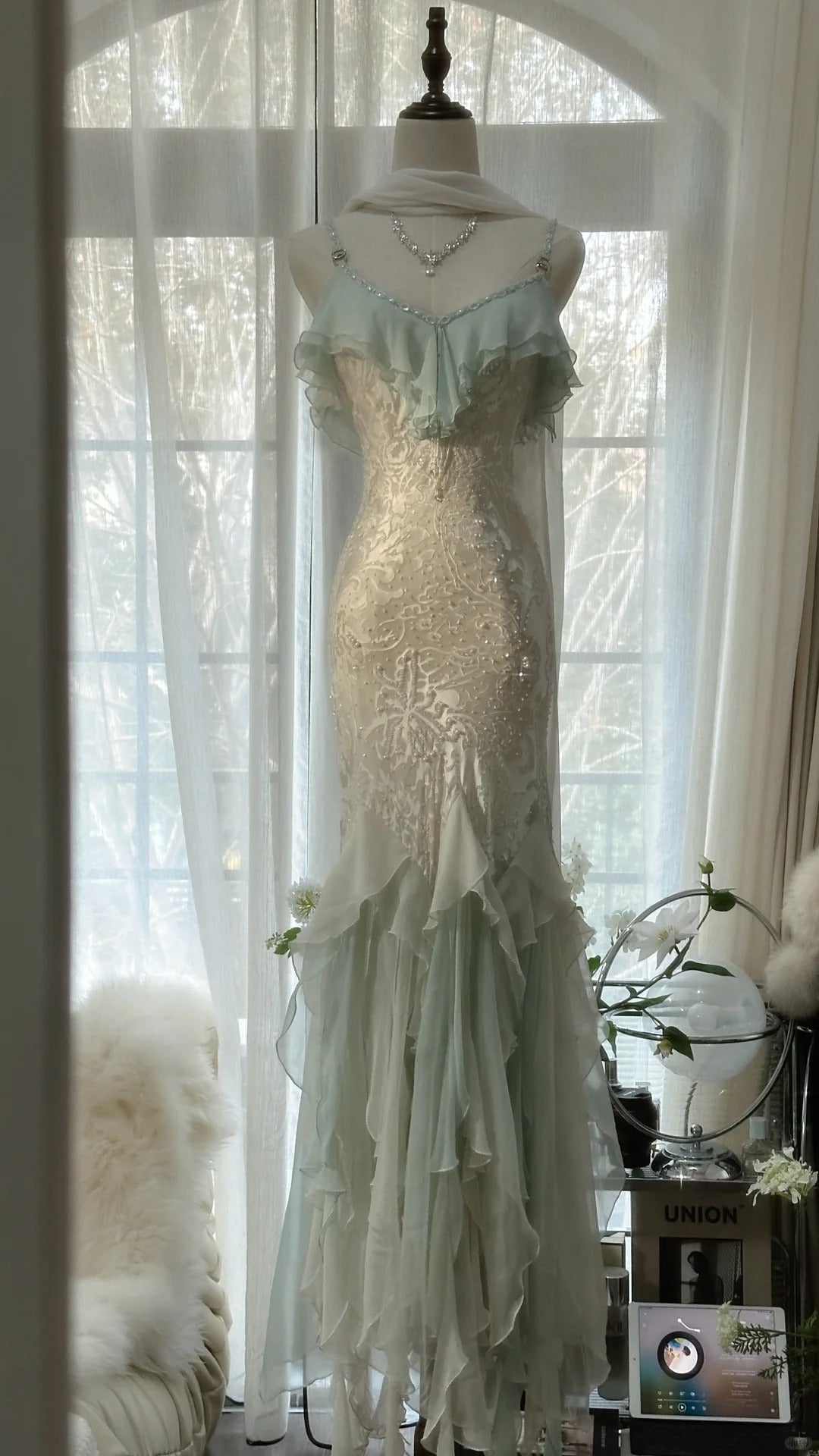 White Mint Green Romantic Fashion Elegant Delicate Beaded Lace Spaghetti Straps Long Tulle Chiffon Ruffle Ball Gown Evening Gown Party Dress