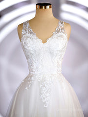 Wedding Dresses Style, A-Line/Princess V-neck Court Train Tulle Wedding Dresses with Appliques Lace